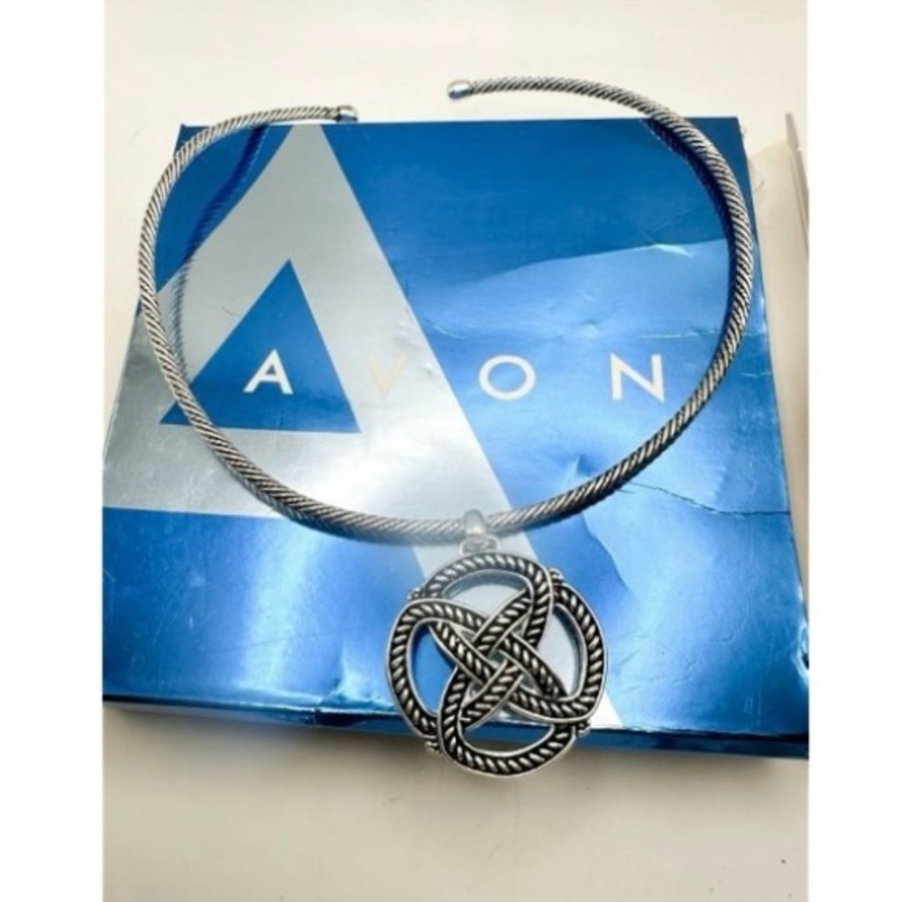 Avon Open Choker‎ Necklace with Pendant with original box